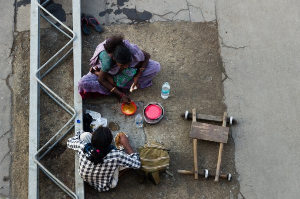 街邊進食婦女