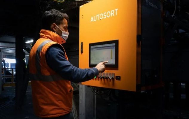 工作人員在操作AUTOSORT分選設備