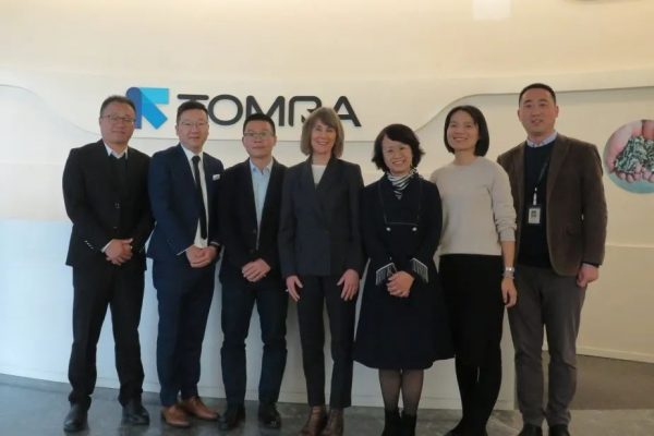 挪威駐廣州總領事Hege Araldsen（左四）、高級顧問高嘉賓（左二）與陶朗中國代表合影