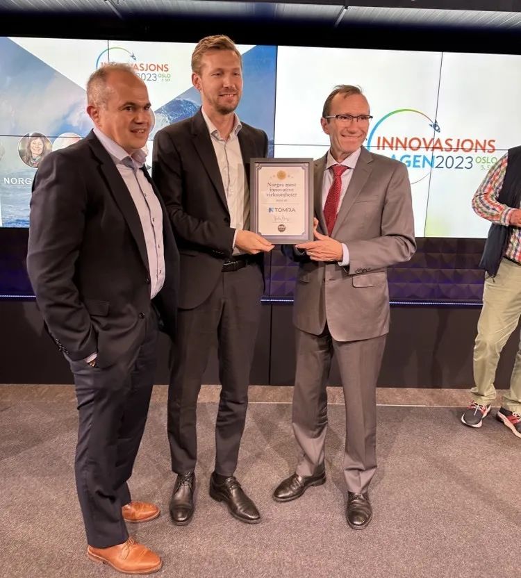 陶朗公司代表Lars Enge和Mika?l Fontaine與挪威氣候與環境大臣Espen Barth Eide（右）一同合影