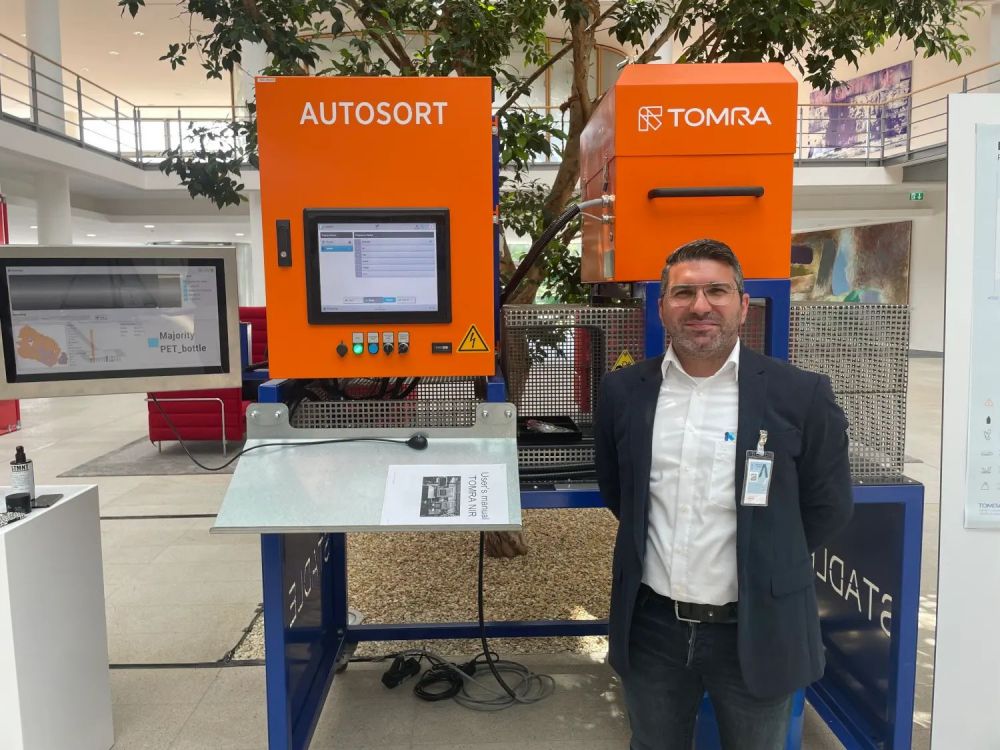 陶朗資源回收包裝市場戰略經理 Valerio Sama 向漢高員工展示了 AUTOSORT? 掃描儀