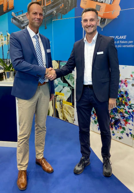 TOMRA Recycling 全球營銷和銷售主管 Fabrizio Radice 和 REDWAVE 金屬回收和礦物解決方案主管 Jürgen Morri 在 Ecomondo 2024 期間宣布了新協議